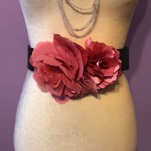 White House Black Market Floral Black Belt! ❤️